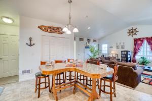 een eetkamer en een woonkamer met een tafel en stoelen bij Rockaway Retreat in Rockaway Beach