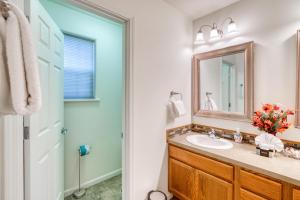 een badkamer met een wastafel en een spiegel bij Rockaway Retreat in Rockaway Beach