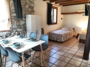 Zimmer mit einem Tisch, Stühlen und einem Bett in der Unterkunft Bosque & Mar in Mar del Plata