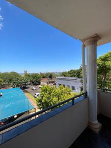 balcón con vistas a la piscina en Habitación con vista panorámica, en Encarnación