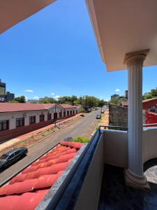 vistas a la calle desde el balcón de un edificio en Habitación con vista panorámica, en Encarnación