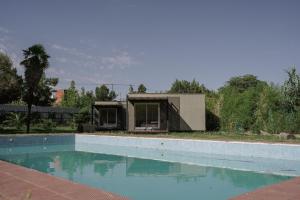 un edificio que está sentado junto a una piscina en MiniCasas Modulares en Godoy Cruz