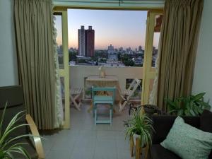 sala de estar con balcón con vistas a la ciudad en Departamento Ameghino en Resistencia