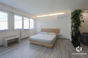 Un pat sau paturi într-o cameră la Cesar's House