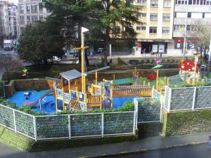 un parque con parque infantil en una ciudad en Pensión Residencia Fornos en Santiago de Compostela