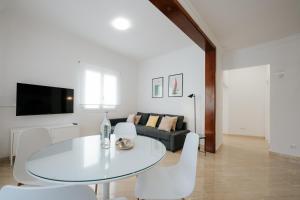 een witte woonkamer met een witte tafel en stoelen bij 4 Esquinas Adeje Homes in Adeje