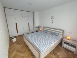 um quarto com uma cama grande num quarto em Apartmán Pod zámkem em Mikulov