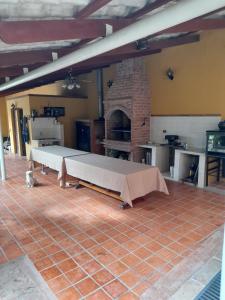 Habitación grande con mesa frente a un horno de ladrillo. en Cómo en hogar, en Tarija