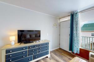 ein Schlafzimmer mit einer blauen Kommode und einem TV darauf in der Unterkunft Ocean Waye 226 in Ocean City
