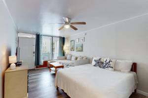 una camera con letto e ventilatore a soffitto di Ocean Waye 226 a Ocean City