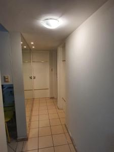 um corredor com uma parede branca e uma luz em Apartamento Caruaru em Caruaru