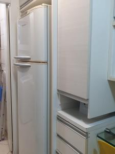 Biała lodówka w kuchni z otwartymi drzwiami w obiekcie Apartamento Caruaru w mieście Caruaru