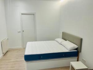 Postel nebo postele na pokoji v ubytování PISOS NUEVOS MONCLOA ARGUELLES + 9 fotografií
