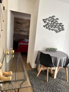uma sala de jantar com uma mesa e um quarto em Chambre d'hôtes de la Riaille 400 m de la dolce via em Le Cheylard