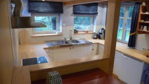eine Küche mit Spüle in einem winzigen Haus in der Unterkunft Ferienhaus Gartenlust in Dierdorf