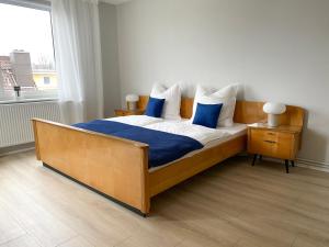 a bedroom with a bed with blue and white pillows at Zentrale Ferienwohnung für bis zu 4 Personen in Bremerhaven