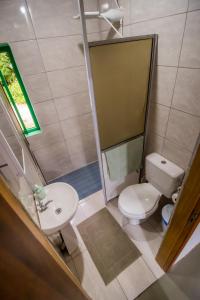ein kleines Bad mit WC und Waschbecken in der Unterkunft Casa do Tesouro in Joinville