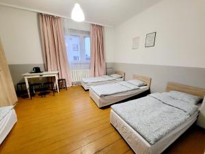 Posteľ alebo postele v izbe v ubytovaní Tanie spanie Wilda - Zameldowanie bezobsługowe -