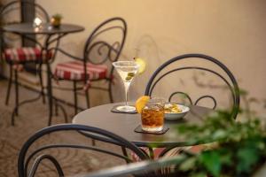 ローマにあるHotel Canada, BW Premier Collectionのグラス2杯と食器一皿