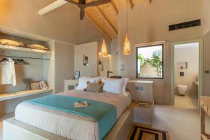 Postel nebo postele na pokoji v ubytování Apeiron Villas + 32 fotografií