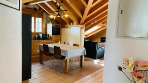 een keuken met een tafel en stoelen in een kamer bij Ferienwohnung Talhaus in Lauterbrunnen