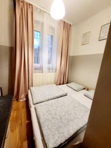 Posteľ alebo postele v izbe v ubytovaní Tanie spanie Wilda - Zameldowanie bezobsługowe - + 27 fotografií