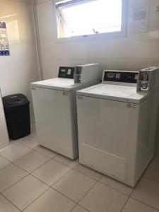 Una habitación con 2 lavadoras y secadoras y una ventana en Glamoroso departamento de 1 ambiente en belgrano en Buenos Aires