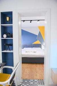 Ένα ή περισσότερα κρεβάτια σε δωμάτιο στο Matisse No11 - One Bedroom City Center Apartment With Parking