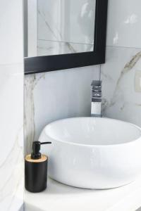 Ένα μπάνιο στο Matisse No11 - One Bedroom City Center Apartment With Parking