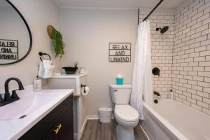 een badkamer met een toilet, een bad en een wastafel bij Large-group Retreat w/Loft Space Near Beach in Michigan City