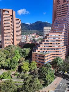 una vista aérea de una ciudad con edificios altos en Aparta Suite - Centro Internacional - Mitika, en Bogotá