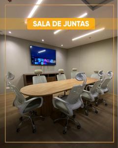 una sala de conferencias con mesa de madera y sillas en Aparta Suite - Centro Internacional - Mitika, en Bogotá