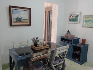 une chambre avec une table, deux chaises et une table avec dans l'établissement Casa de praia S Pedro Aldeia sem TV, à São Pedro da Aldeia