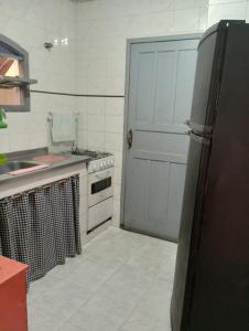 une cuisine avec un réfrigérateur, une cuisinière et un évier dans l'établissement Casa de praia S Pedro Aldeia sem TV, à São Pedro da Aldeia 28 autres photos