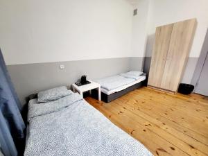 Posteľ alebo postele v izbe v ubytovaní Tanie spanie Wilda - Zameldowanie bezobsługowe -