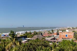 uma vista para a praia a partir de um resort em Markasa Hotel boutique em Cartagena das Índias