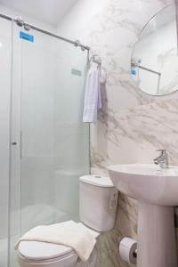y baño con aseo, lavabo y espejo. en Markasa Hotel boutique, en Cartagena de Indias