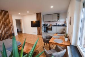a living room with a table and chairs and a kitchen at WITTMANN Ganze Apartments in Gifhorn in Gifhorn
