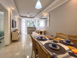 comedor con mesa y sillas y sala de estar en Apart Hotel Barra Palace com Vista Mar e Varanda B1-004, en Río de Janeiro