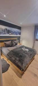 een slaapkamer met een groot bed en een groot igunigunigun bij Appartement Krismer in Fügen