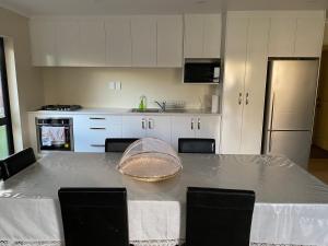 uma cozinha com uma mesa com um cesto em 3 Bedroom Holiday Apartment Peninsula Park em Auckland