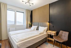 Postel nebo postele na pokoji v ubytování LakeView Apartment 305 Beachfront