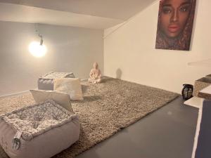 een kamer met een vrouw die op de vloer zit bij Petit Chalet in Baie-Mahault