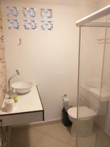 ein Bad mit einem WC und einem Waschbecken in der Unterkunft Casa Agradavel Buzios - in Búzios