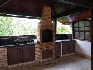 eine Außenküche mit einem Backsteinofen auf einer Terrasse in der Unterkunft Casa Agradavel Buzios - in Búzios
