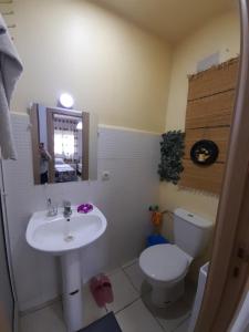 uma casa de banho com um lavatório, um WC e um espelho. em Bien être Bab Sebta Joli appartement propre et proche des belles plages de la région em Fnideq