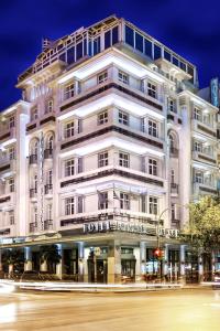 ein hohes weißes Gebäude mit einer Straße davor in der Unterkunft Egnatia Palace Hotel & Spa in Thessaloniki