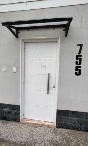 Una puerta de garaje blanca con el número. en Departamento al sur en Esquel