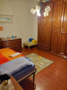 1 dormitorio con 1 cama y armario de madera en casa da Susi, en Camaiore