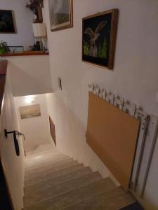 una escalera con una puerta que conduce a una habitación en casa da Susi, en Camaiore